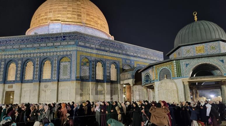60 ألف مصل يؤدون العشاء والتراويح في المسجد الأقصى المبارك بالقدس المحتلة